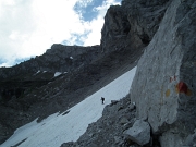 59 attraversiamo un nevaio in un canalone...